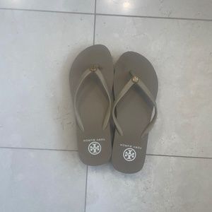 tory burch size 8 . Thandie rubber wedge thong flip flop, beige
